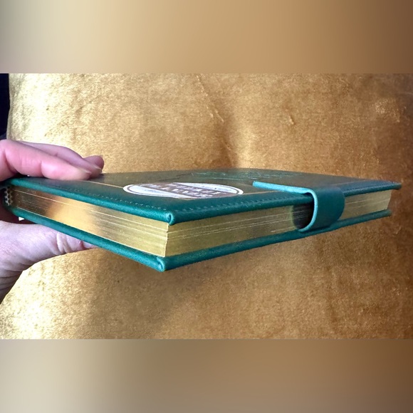 2025 Weekly Planner in Green with Gold Detail - Brand New - Picture 4 of 7